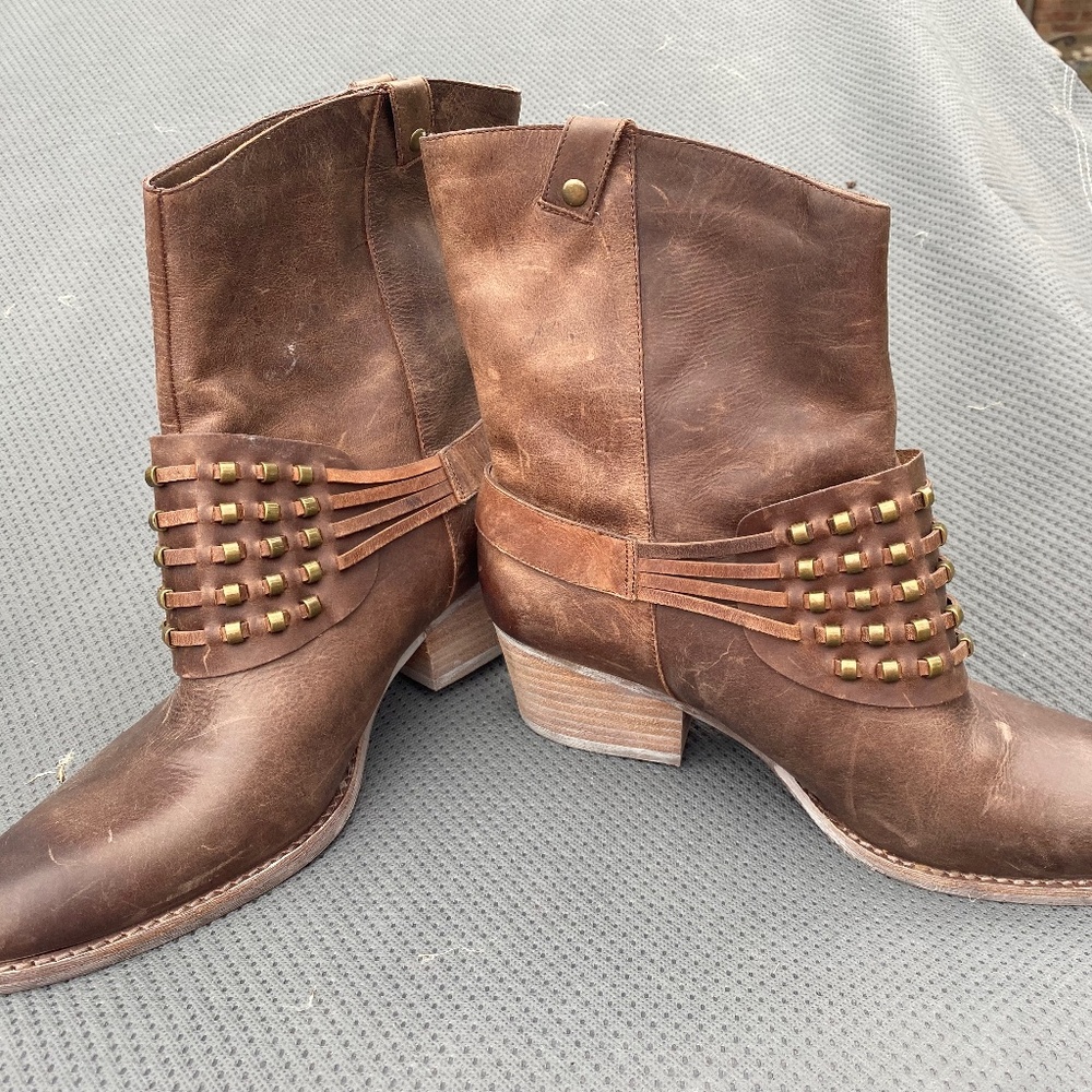 NWOT - Reba Distressed Leather Boot - Size 10M